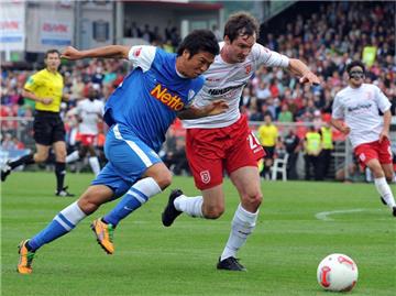 Bochums Yusuke Tasaka (l) setzt sich gegen Abwehrspieler Sebastian Nachreiner durch. Foto: Stefan Puchner
