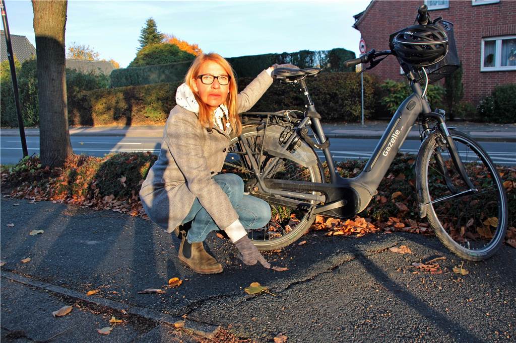 Bodenwellen, hervorgerufen durch Baumwurzeln, lassen Radfahrer wie Barbara Wette beinah abheben. „Ich weiche auf den Gehweg an diesen Stellen aus“, sagt sie.