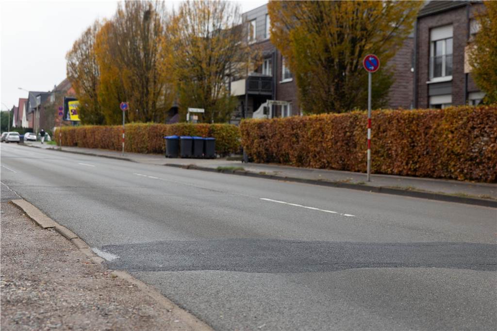 Anwohner der Hegestraße verärgert: Schlaflose Nächte wegen Lkw-Lärms Bodenwellen, wie diese, sorgen für starken Verkehrslärm auf der Hegestraße. Gerade Lkw seien das Problem, sagen die Anwohner.