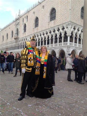 Bodo I. und Heike I., das amtierende Stadtprinzenpaar aus Dorsten, auf dem Markusplatz in Venedig.
