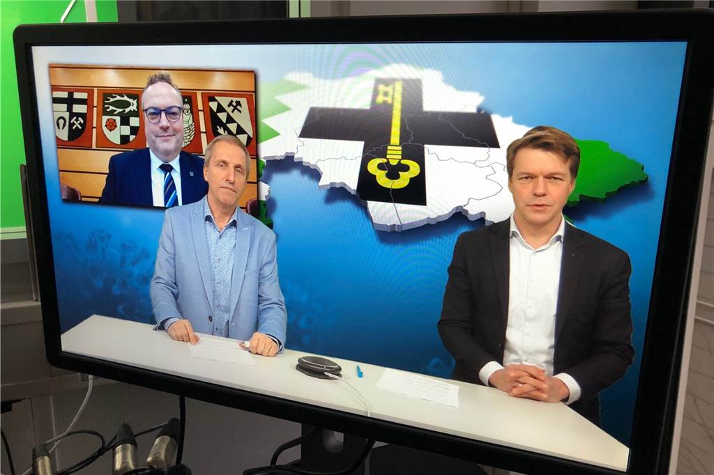 Ausgangssperre, Corona-Impfungen: Landrat Klimpel beantwortete Leserfragen Bodo Klimpel (im Hintergrund), Randolf Leyk (l.) und Moderator Matthias Langrock (r.) kurz vor der Ausstrahlung unseres Livestreams.