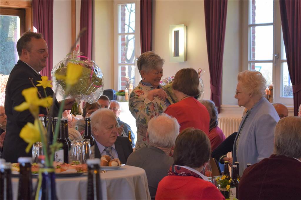 Der Förderverein Schloss Sythen verabschiedete zwei Vorstandsmitglieder Bodo Klimpel und Christine Baumeister überreichten den Ehefrauen Anni Gödde und Hildegard Haverkamp Blumensträuße.