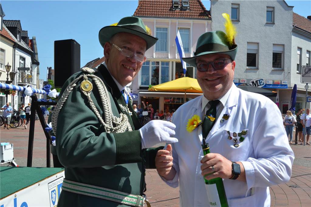Bodo Klimpel schenkt Klaus Lehmacher einen Schnaps ein.