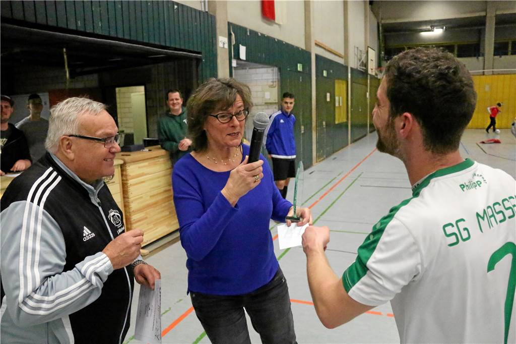 Finden die Hallen-Stadtmeisterschaften wieder statt? Sportverband-Chef äußert sich zum Budenzauber Bodo Micheel (l.) bei der Siegerehrung des Turniers 2018 mit Renate Nick und dem Ex-Massener Manuel Schultz (heute Blau-Rot Billmerich).