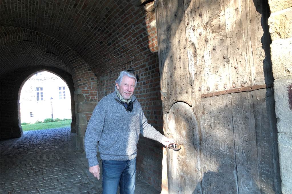 Geheime Orte: Vierstöckiger Dachboden als Bastion für Schloss Bladenhorst Bodo Möhrke öffnet die Türen zu seinem Torhaus und dem Dachboden mit seinen vier Etagen.