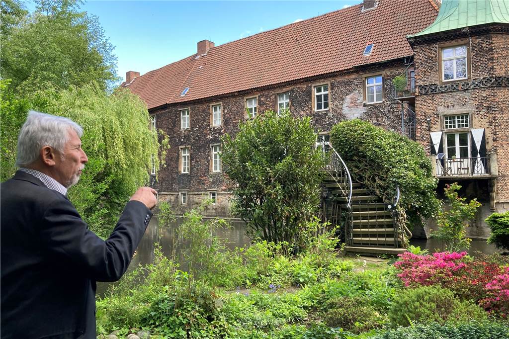 Bodo Möhrke ist seit bald 15 Jahren der Herr von Schloss Bladenhorst Bodo Möhrke vor dem Westflügel des Schlosses.