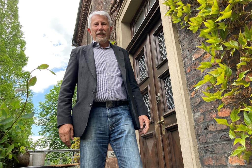 James Bonds Aston Martin und ein uraltes Motorrad im Schloss Bladenhorst Bodo Möhrke vor seiner Haustür im Südflügel von Schloss Bladenhorst.