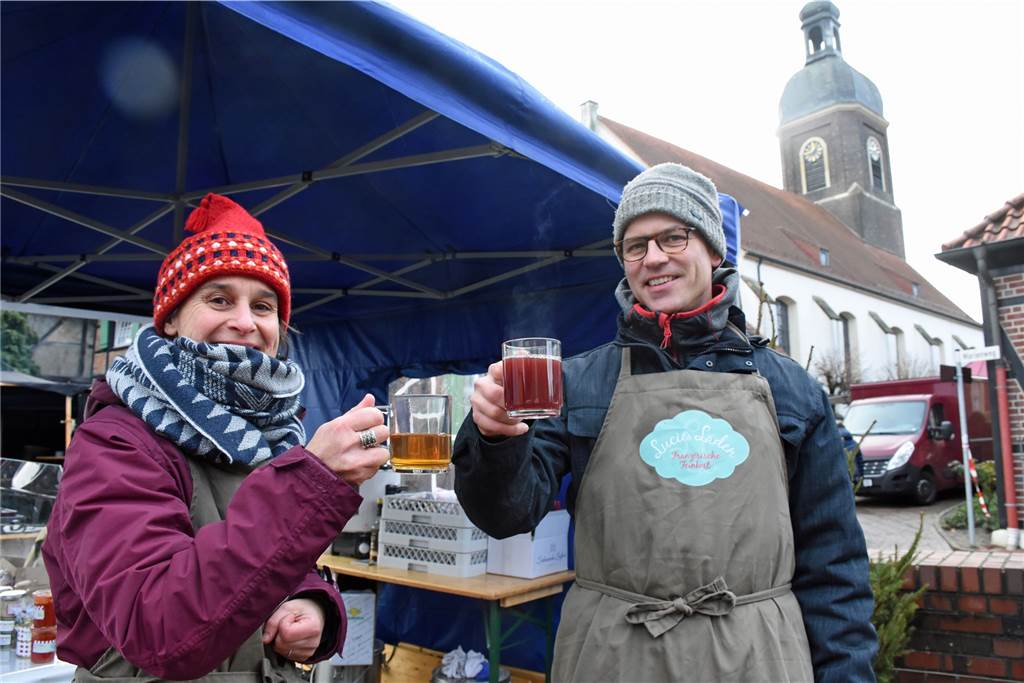 Der Adventsmarkt in Nordkirchen war ein spannender Mix aus Ständen, Musik und Einkaufmeile Bodo Müller und Lucie Soulignak von "Lucie's Laden" aus Seppenrade.