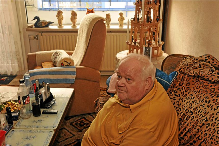 Kranker Mann sitzt vier Wochen in Wohnung ohne Heizung Bodo Nödler in seinem Wohnzimmer.