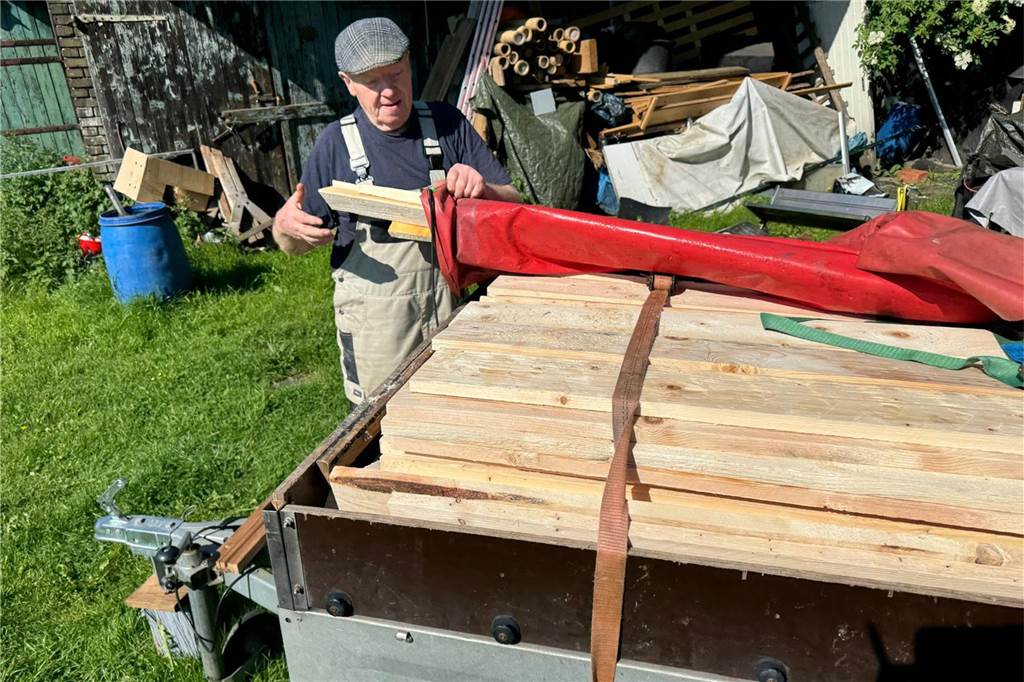 „Bodo Holzwurm“ baut Insektenhotels: „Ich arbeite nicht nach Schema F“ Bodo Rauhut rollt die rote Plane seines Autoanhängers ab, unter derfrisch gesägtes Holz zum Vorschein kommt.