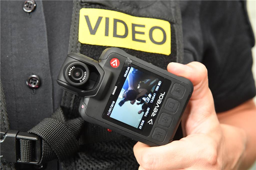Diskussion um Bodycams für Rettungskräfte: Das sagt die Feuerwehr Bodycams sollen abschreckend wirken und Handgreiflichkeiten verhindern.