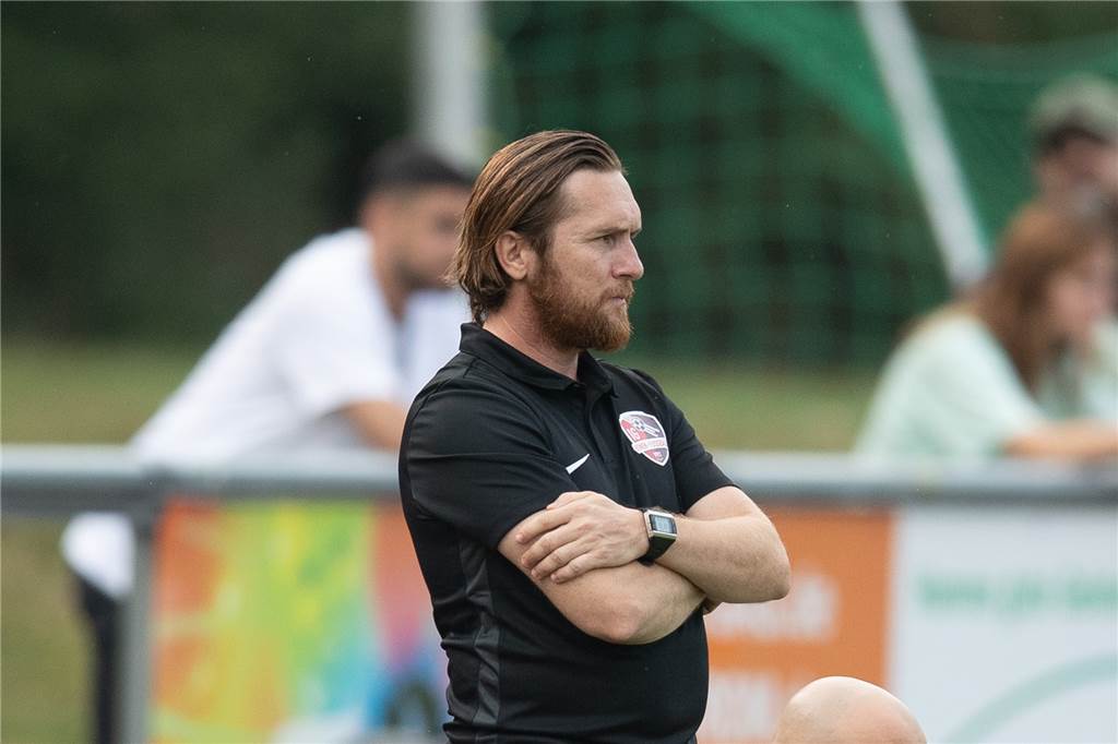 Entscheidung über Zukunft der IG Bönen gefallen – Coach Cerci verrät seine Pläne Bönen-Trainer Ferhat Cerci steht mit vor der Brust verschränkten Armen am Spielfeldrand.
