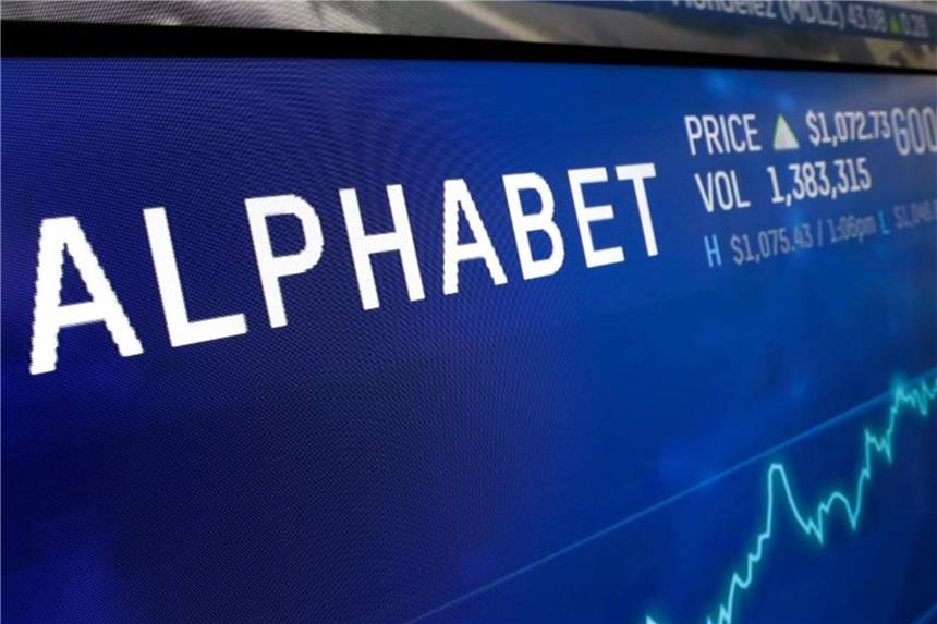 Google-Mutter Alphabet mit Gewinnexplosion Börsenkurs der Google-Mutter „Alphabet“ an der Nasdaq MarketSite in New York. Alphabet verdient dank sprudelnder Werbeeinnahmen und geringerer Steuern noch besser. Foto: Richard Drew/AP