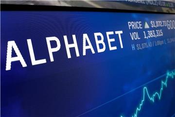 Börsenkurs der Google-Mutter „Alphabet“ an der Nasdaq MarketSite in New York. Alphabet verdient dank sprudelnder Werbeeinnahmen und geringerer Steuern noch besser. Foto: Richard Drew/AP