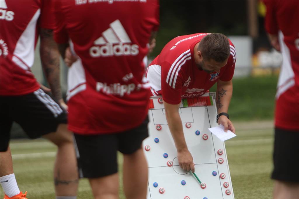 Trainingsauftakt beim TuS Bövinghausen – mit zwei Franzosen, die keiner kennt Bövinghausen-Coach Sebastian Tyrala erklärt etwas auf der Taktiktafel.