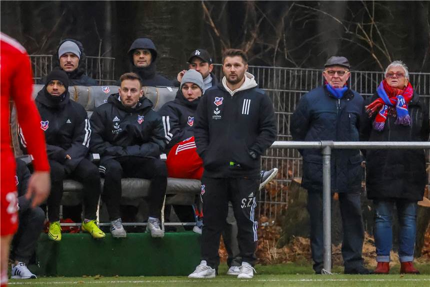 Die Dienstagsgeschichten: Spielabbruch, Kaderplanung und kuriose Weihnachtsfeier Bövinghausen-Trainer Sebastian Tyrala kann sich über einen weiteren Neuzugang für die nächste Saison freuen.