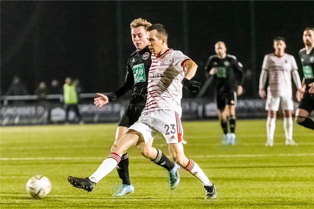 TuS Bövinghausen feiert deutlichen Derbysieg gegen den ASC 09 : Effizienz macht den Unterschied Bövinghausens Christian Silaj zeigte eine starke Partie. Hier setzt er sich im Mittelfeld gegen Aplerbecks Jannik Urban durch.