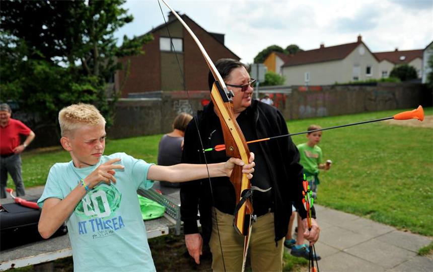 Bogenschießen, Klettern, Kinderschminken - Beim Spielplatzfest in Schwerte war einiges los. Viele Kinder und Erwachsene waren zu Besuch.