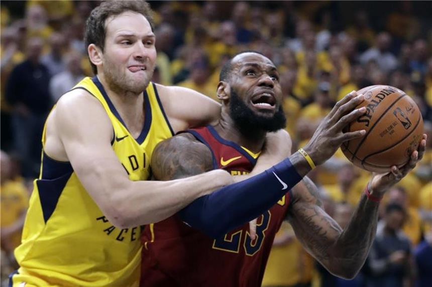 NBA: Indiana deklassiert Cleveland mit Superstar James Bojan Bogdanovic (l) fügte mit den Indiana Pacers LeBron James und den Cleveland Cavaliers ein herbe Schlappe zu. Foto: Darron Cummings/dpa