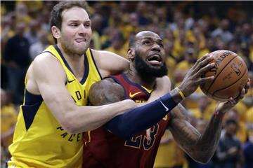Bojan Bogdanovic (l) fügte mit den Indiana Pacers LeBron James und den Cleveland Cavaliers ein herbe Schlappe zu. Foto: Darron Cummings/dpa