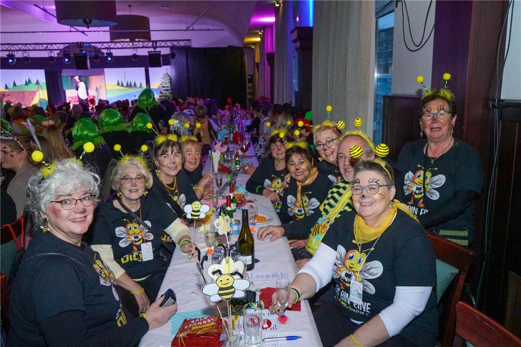 Bombastische Stimmung im Brauhaus beim Karneval der kfd Kirchhellen. 
