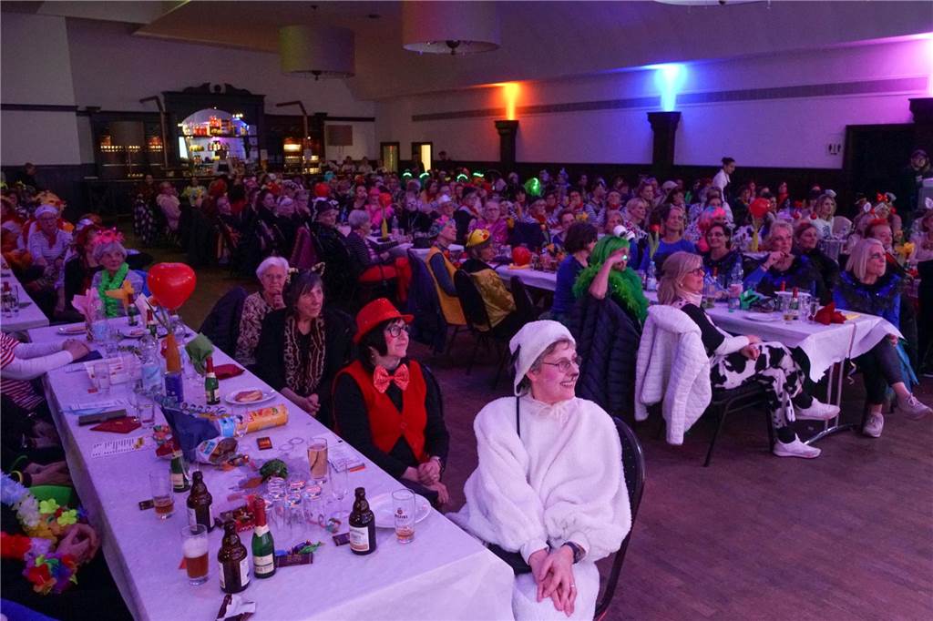 Bombastische Stimmung im Brauhaus beim Karneval der kfd Kirchhellen. 