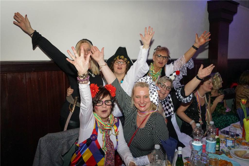 Bombastische Stimmung im Brauhaus beim Karneval der kfd Kirchhellen. 