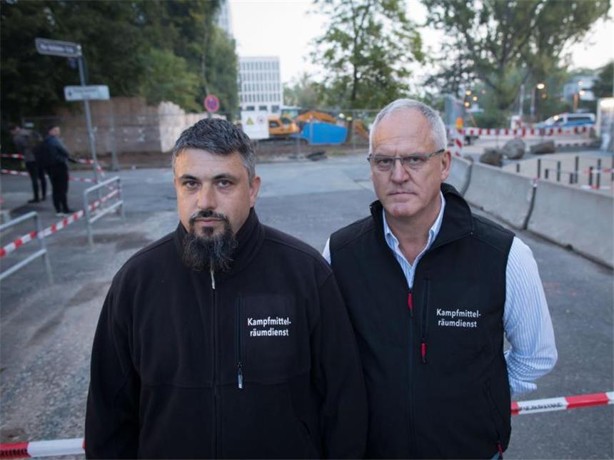 Bombe in Frankfurt trotz Hindernissen erfolgreich entschärft Bombenentschärfer vom Regierungspräsidium Darmstadt warten auf ihren Einsatz. Foto: Frank Rumpenhorst