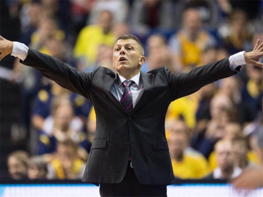 Telekom Baskets im Viertelfinale des Europa Cups Bonns Cheftrainer Predrag Krunic dirigiert die Aktionen seines Teams vom Spielfeldrand aus. Foto: Annegret Hilse