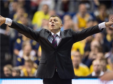 Bonns Cheftrainer Predrag Krunic dirigiert die Aktionen seines Teams vom Spielfeldrand aus. Foto: Annegret Hilse