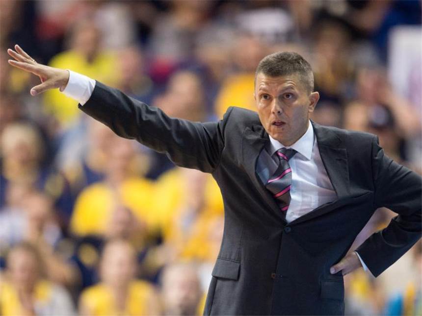 Bonner Basketballer siegen zum Europapokal-Auftakt Bonns Cheftrainer Predrag Krunic kann zufrieden sein. Foto: Annegret Hilse
