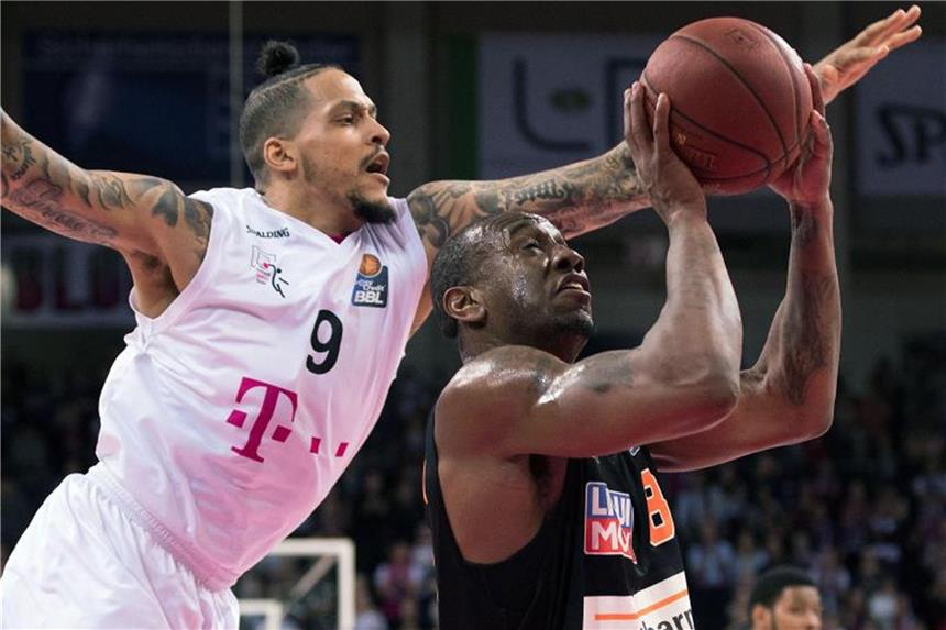 Champions League: Klarer Heimsieg für Bonner Basketballer Bonns Julian Gamble (l) und Ulms Morgan kämpfen um den Ball. Foto: Marius Becker/Archiv