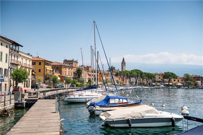 Tödliche Kollision auf Gardasee: Ermittlungen gegen Deutsche Boote liegen im Hafen des kleinen Ortes Maderno. Im Fall zweier Toter auf dem Gardasee nach einer mutmaßlichen Bootskollision ermittelt die italienische Polizei gegen zwei Deutsche aus München.
