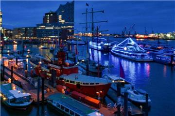 Boote liegen unter einer verhangenen Wolkendecke im Hamburger Hafen. Foto: Axel Heimken