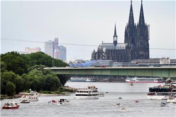 Boote und Schiffe fahren bei der „Mülheimer Gottestracht“ auf dem Rhein, im Hintergrund der Kölner Dom. Foto: Henning Kaiser