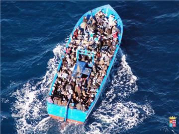 Bootsflüchtlinge vor der Küste der italienischen Mittelmeerinsel Lampedusa. Foto: Italian Navy