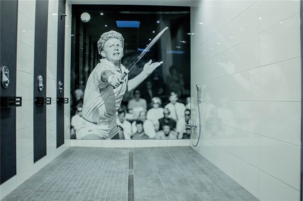 Castrop-Rauxeler Verein möchte eigenen Ballermann mit Teich und Cocktailbar bauen Boris Becker ist in der Herren-Dusche stets präsent. Die Modernisierung der sanitären Anlagen, welche auch der Rollstuhl-Abteilung des TuS Ickern zu Gute kommen soll, wurde aus dem Landesprogramm "Moderne Sportstätten 2022" finanziert.