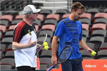 Boris Becker (l) im Gespräch mit Davis-Cup-Spieler Peter Gojowczyk beim Training. Foto: Dave Hunt