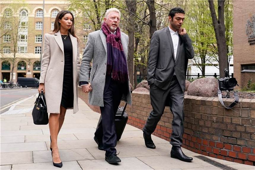 Geschworene sprechen Boris Becker schuldig – Wie es jetzt weitergeht Boris Becker (m.) mit Lebensgefährtin Lilian De Carvalho Monteiro (l) und seinem Sohn Noah Becker auf dem Weg zum Gericht.