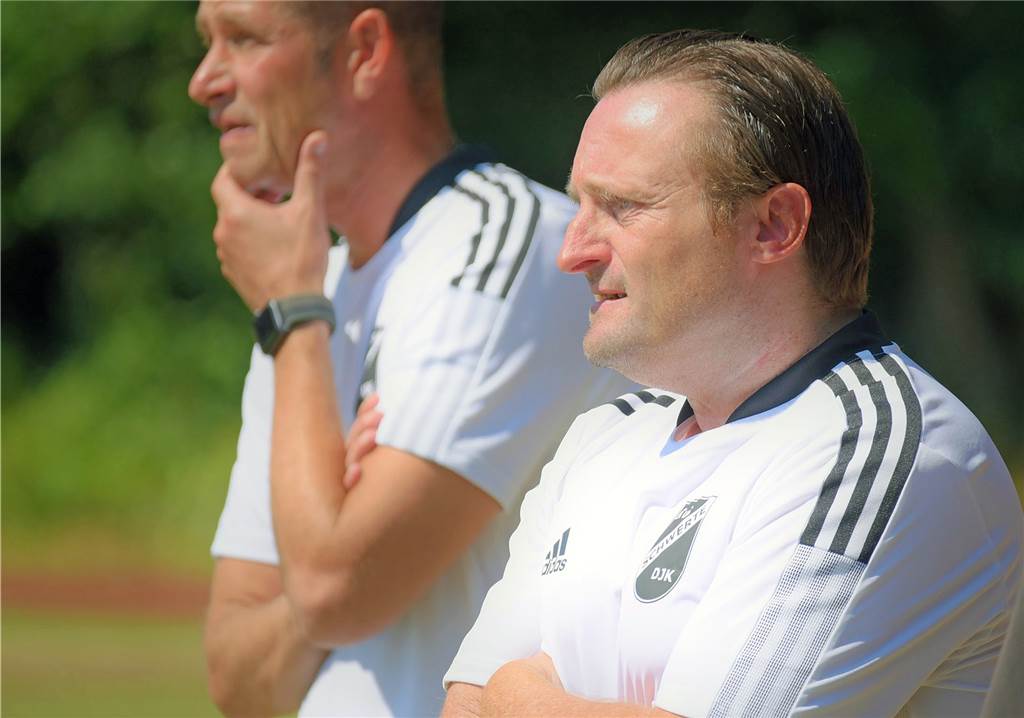 ETuS/DJK Schwerte gegen VfL Schwerte ist das Duell zweier „Freunde fürs Leben“ Boris Decker (re.), Trainer des ETuS/DJK Schwerte.