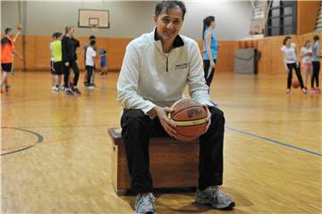 Boris Golubovic, hier beim Basketballtraining des VfL Ahaus in der Sporthalle der Anne-Frank-Realschule