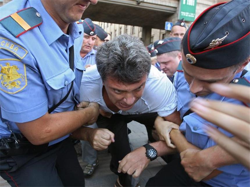 Entsetzen nach Mord an Putin-Kritiker Nemzow Boris Nemzow wird während einer Demonstration in Moskau im Jahr 2010 festgenommen. Foto: Igor Kharitonov
