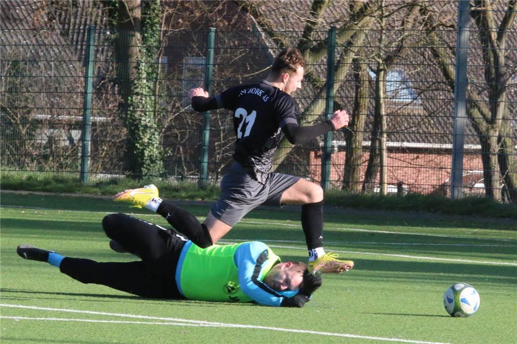 PSV Bork bester Aufsteiger seit einem halben Jahrzehnt Borks Jan-Luca Szafruga (am Ball) geht am Torwart vorbei
