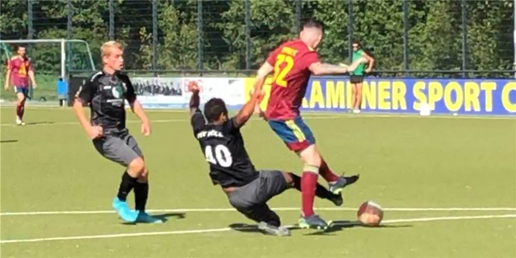 Elfmeter oder nicht? Kamener SC fordert gegen den PSV Bork den Pfiff – stimmen Sie ab! Borks Sanmi Ojo geht hier im Strafraum von hinten Kamens Kevin Lehmann an. Der Elfmeter-Pfiff des Schiedsrichters aber blieb aus.