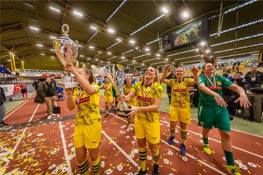 Die Vorrunde der HSM der Damen in Nette: Titelträger BVB mit dabei Borussia Dortmund bei der Siegerehrung 2024