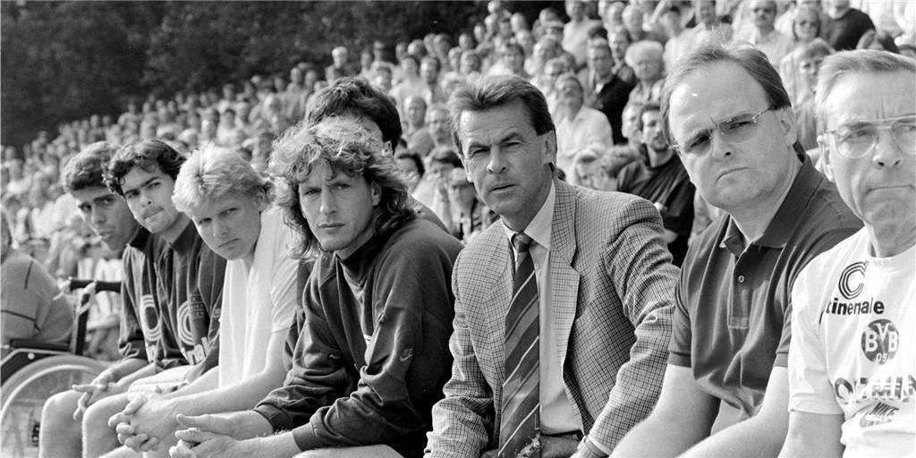 Viele Bilder: Borussia Dortmund spielt gegen den Lüner SV – die Geschichte wiederholt sich Borussia Dortmund gastierte schon einmal beim Lüner SV. Damals saß Ottmar Hitzfeld (Dritter von rechts) als Trainer auf der Bank des BVB.