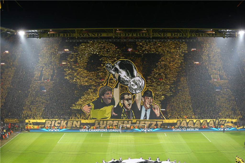 Borussia Dortmund gegen Juventus Turin. Im März 2015 gab es die Neuauflage des Champions-League-Finals von 1997. Damals setzte sich der BVB mit 3:1 durch. Das wird von den Fans gewürdigt. Mit dem legendären Zitat von Kommentator Marcel Reif: „Ricken...lupfen jetzt...jaaaaa!“