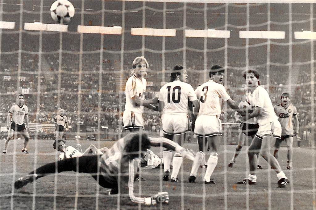 1000 BVB-Heimspiele: „Das spektakulärste Stadion der ganzen Welt“ Borussia Dortmund gewinnt das 1986 das Relegationsspiel gegen Fortuna Köln mit 3:1.