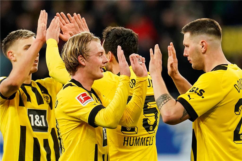 Signal-Iduna-Chef Leitermann zu „Westfalenstadion“-Choreo: „Das tut weh und ist inakzeptabel“ Die BVB-Spieler klatschen sich ab.