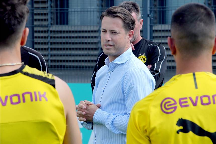 Borussia Dortmund verpflichtet talentierten DFB-Torwart für den Nachwuchs Borussia Dortmund hat einen talentierten Nachwuchsspieler verpflichtet, wie Lars Ricken, Direktor des BVB-Nachwuchsleistungszentrums, bestätigte.